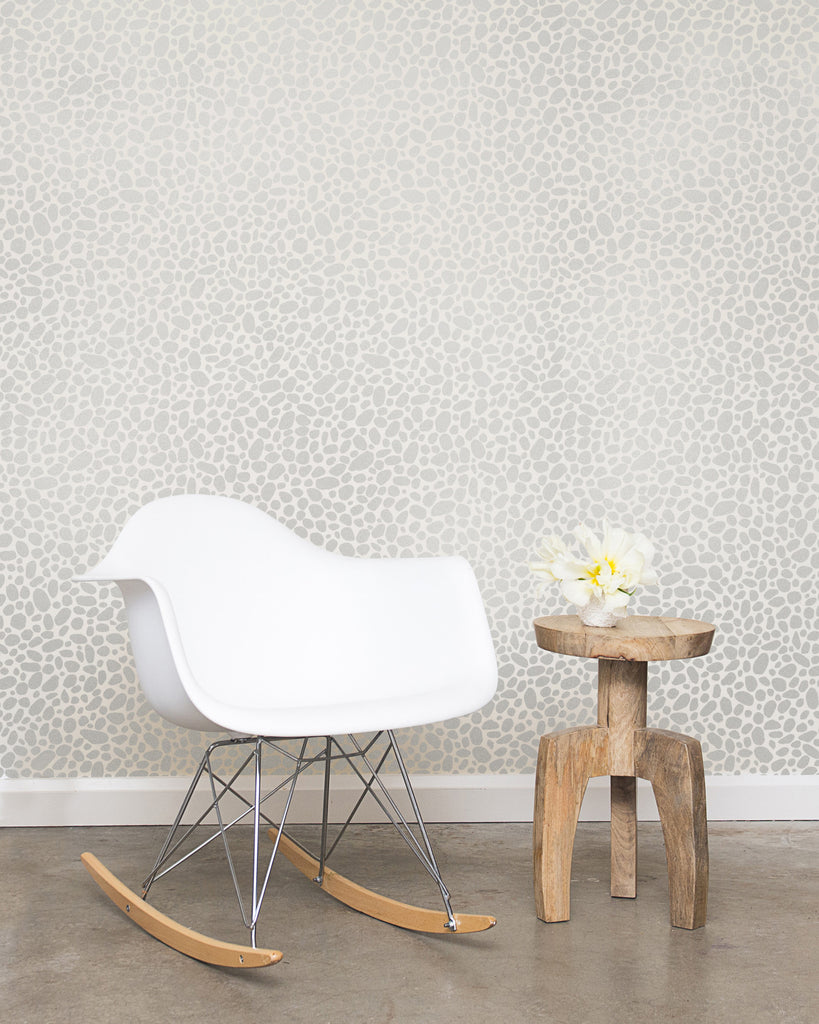 Hoya - Diamonds and Pearls (Pale Silver) on Cream - Residential Coated Wallpaper - Thatcher